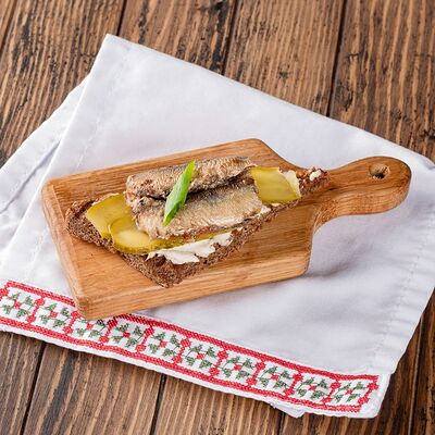 Бутерброды со шпротами и маринованным огурчиком в Корчма Борщ & Сало по цене 235 ₽