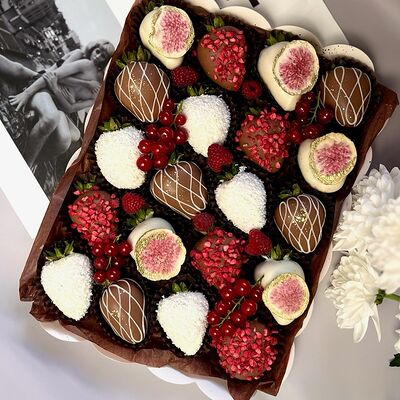 Клубника в шоколаде коробочка 20 ягод Классика в Bloom House по цене 3650 ₽