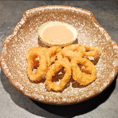 Кольца кальмара в темпуре с соусом халапеньо в Пойдем зайдем по цене 570 ₽