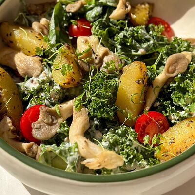 Теплый салат с вешенками и картофелемв SOVA по цене 720 ₽