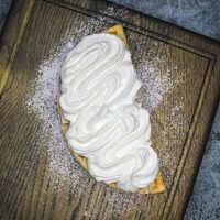 Вафля со сливками в Waffle Corner