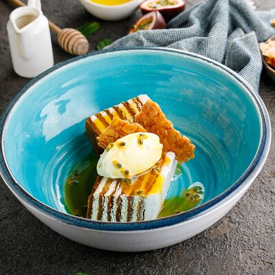 Медовик с соусом маракуйя в Двор Помидор по цене 430