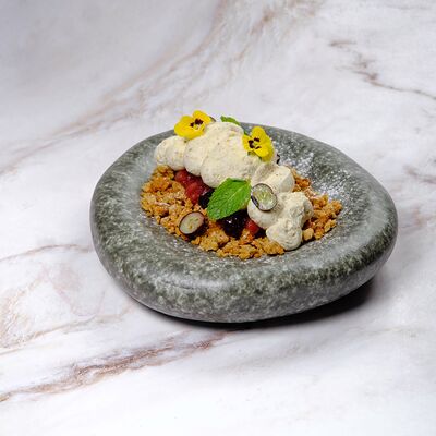 Грушевое конфи со смородиной и кремом из кешьюв BORJOMI RESTO по цене 530 ₽