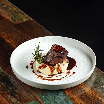Говяжий стейк с соусом бургунь и картофельным пюре в Гент по цене 1680 ₽