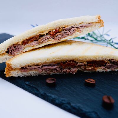 Сэндвич с ростбифом и вялеными томатами в Два зерна по цене 450 ₽