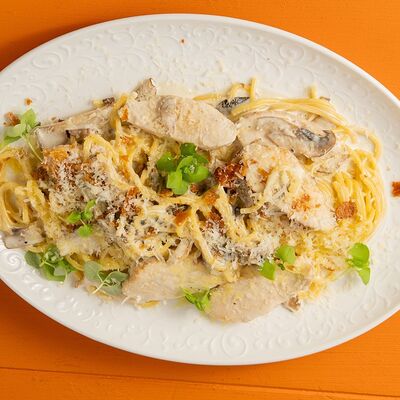 Спагетти Альфредо с куриной грудкой и грибами в Сорренто by Novikov по цене 1020 ₽