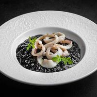 Ризотто Неро с кальмаром в Capo Ristorante