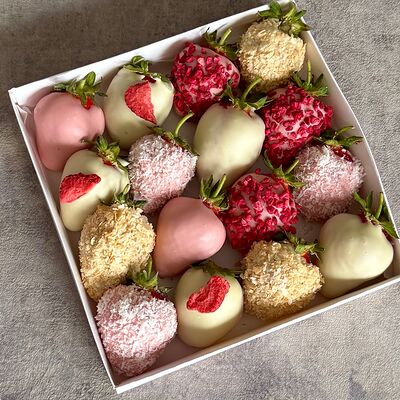 Клубника в бело-розовом шоколаде с вафлей, кокосом и сублимированными ягодами в Lipatik sweets по цене 2690 ₽