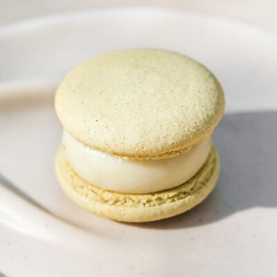 Макарон Лимон Mini в Angel Cakes по цене 390 ₽