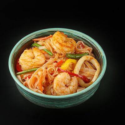 Рисовая лапша с креветками и кальмарами в кисло-сладком соусе в RollWok club Азиатская кухня по цене 649 ₽