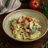 Салат из овощей с куриным филе и соусом базилик в Охота на Енота по цене 440