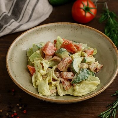 Салат из овощей с куриным филе и соусом базилик в Охота на Енота по цене 440 ₽