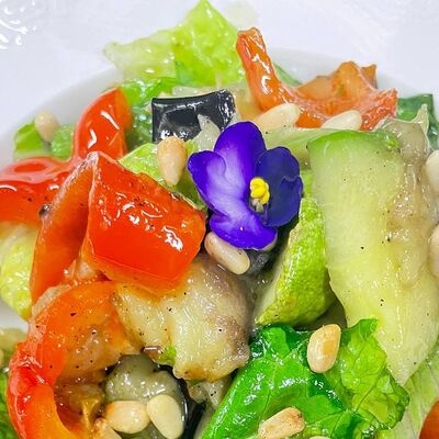 Тёплый салат с овощами гриль в Наследие по цене 845 ₽