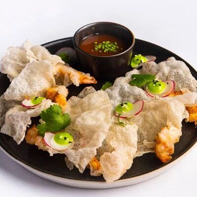 Креветки в рисовых чипсах с соусом сладкий васаби в Алхимиус по цене 1100 ₽