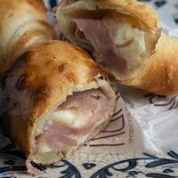 Хачапури на мангале с рачинской ветчиной в NANA Pirveli