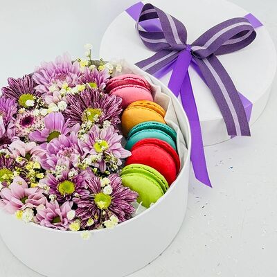 Подарочный набор с цветами и макарунсамив Дарите красиво по цене 4190 ₽