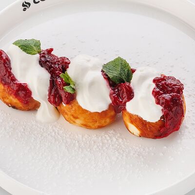 Сырники со сметаной и вишней в Coffeeshop Company по цене 390 ₽