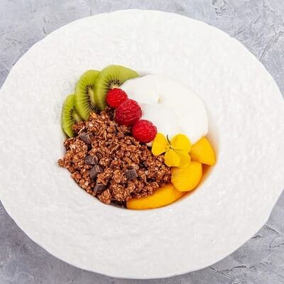 Гранола с йогуртом и свежими фруктами в Наше место по цене 330 ₽