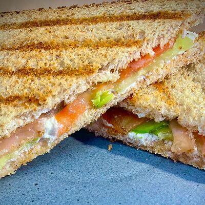 Сэндвич с форелью, авокадо и сыром рикоттав Bakery street 307 по цене 270 ₽