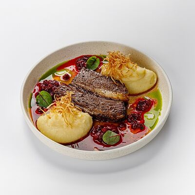 Копченая говяжья грудинка с парой картофельных текстур и клюквой в The Brasserie по цене 870 ₽