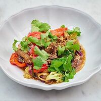 Горячий салат с овощами и говядиной в Икра
