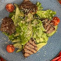 Салат с говядиной, печеным перцем и ореховым соусомв Чайхана