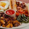 Английский завтрак с колбасками, беконом и фасолью в Sunny cafe по цене 790