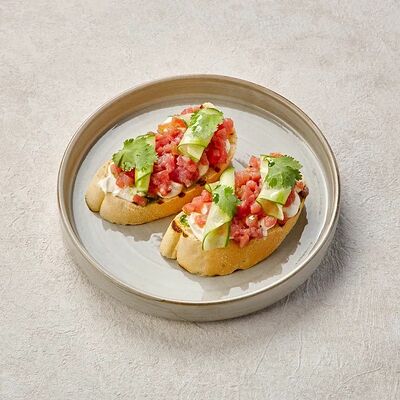 Брускетта с тунцом в Пеперончино по цене 495 ₽