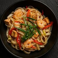 Удон с лососем и креветками в Rollik