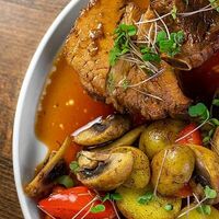 Рёбра с азиатским соусом и печеными овощами в More More