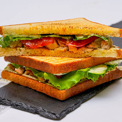 С курицей сэндвич в SANDI по цене 469 ₽