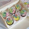 Радужные капкейки со сливочным кремом в Marys Cakes по цене 2390