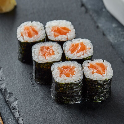 Ролл с лососем в Kuksu №1 по цене 399 ₽