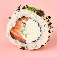 Урамаки в кунжуте с лососем в ASIA ROLL