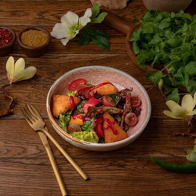 Салат с жареным сулугуни в Чача по цене 580 ₽