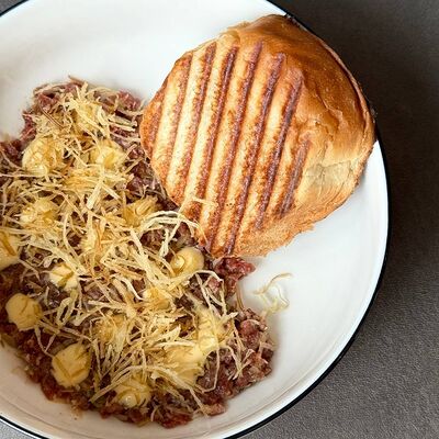 Тартар из говядины с айоли из порея в Гости, бистро по цене 580 ₽