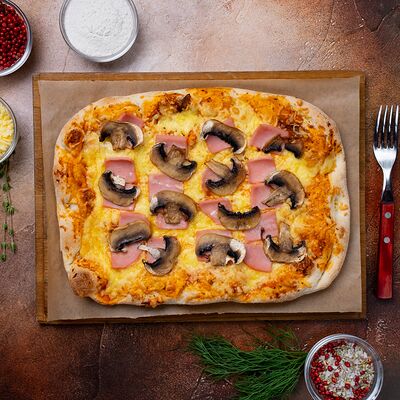 Пицца с ветчиной и грибами в Чебуречная & Шаурма по цене 690 ₽