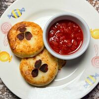 Детские сырники с клубничным вареньем и сметаной в Ragu