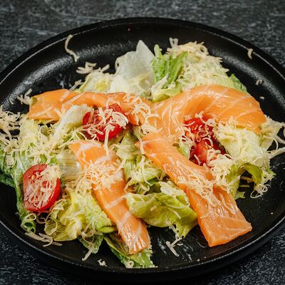 Цезарь с лососем в Суши скат по цене 680 ₽