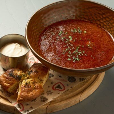 Борщ с говядиной с копчёной сметаной в Барслона по цене 520 ₽