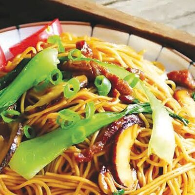 D1 Жареная лапша с овощами 蔬菜炒面 в Charlie tea по цене 520 ₽