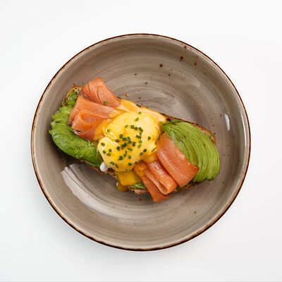 Бенедикт с лососем и авокадо в White Fox Cafe по цене 1025 ₽