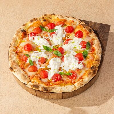 Пицца со страчателлой и томатами в Cristal по цене 900 ₽