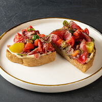Брускетта с ростбифом в Corner Grill