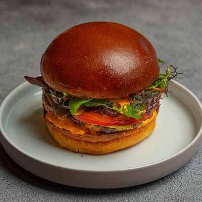 Бургер говядина в 321 Club by Novikov по цене 980