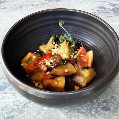 Хрустящие баклажаны с китайскими грибами в чили соусе в BonoBo по цене 520 ₽