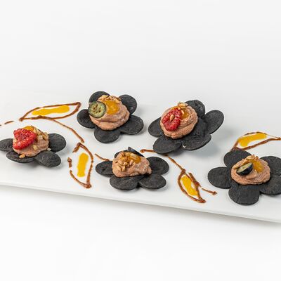 Паштет из утки на розмариновом крекере в ЭРА по цене 580 ₽