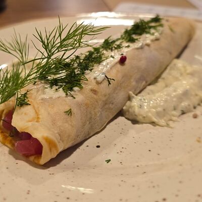 Блинчик-ролл с тартаром из тунца и эстрагоновым соусом в Черёхин по цене 550 ₽