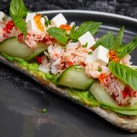 Брускетта с камчатским крабом, икрой и молодым сыром в Lure Oysterbar