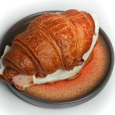 Круассан, яйцо, бекон в БистроВареничная по цене 165 ₽